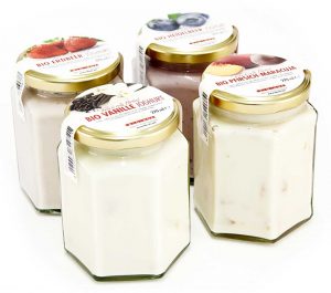 Biohof Stadler - Milch & Käse - Die verschiedenen Joghurts werden in Glaeser abgefuellt Copyright Biohof Stadler