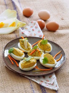 Retroküche mit Schinken und Ei - Produktion - gefuellte eier hummus pesto1