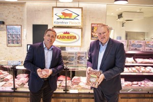 Josef Fradler, Obmann Genossenschaft Kärntner Fleisch und Franz Tremschnig, Geschäftsführer KARNERTA GmbH besiegeln die Kooperation.