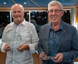 Zwei neue „Käsebotschafter Österreichs": Raimund Stani (links) und Johann Grubhofer (rechts) mit Ihren Auszeichnungen.