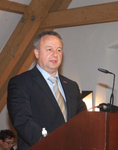 HWK-Vizepräsident Christian Läpple verlieh den Absolventen die Meisterwürde.