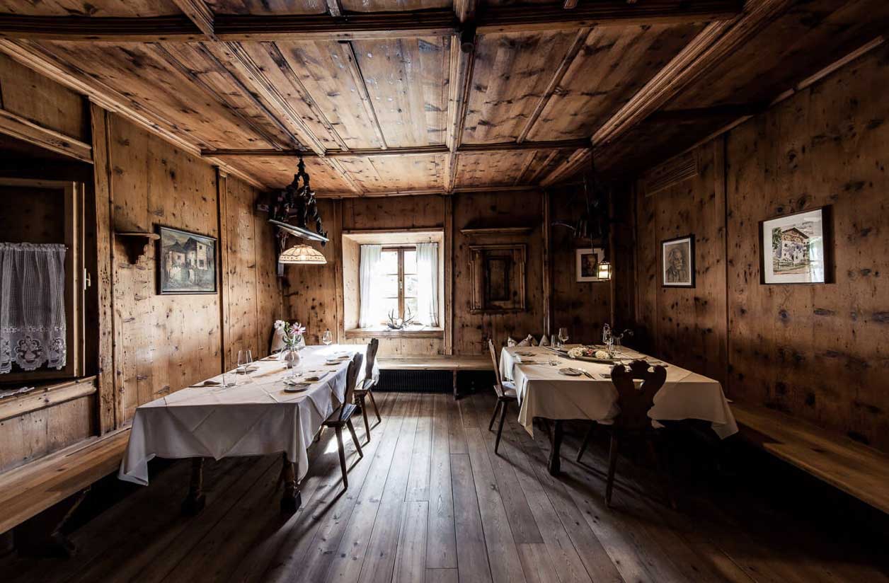 Unterwirt: Liebevoll eingerichtete Südtiroler Stuben mit beeindruckendem Weinkeller und gehobener traditionell-regionaler Küche im Unterwirt.