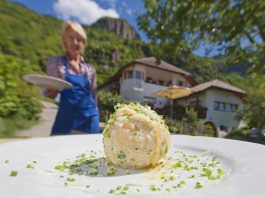 Südtiroler vegetarische Küche Südtirols Bäuerinnen sind seit je Expertinnen für die vegetarische Küche, denn Fleisch gab‘s früher höchstens am Wochenende. Auf vielen „Roter Hahn“-Höfen kommen Kasknödel und Co. auch mal für die Gäste auf den Tisch, in der „Roter Hahn“-Kochschule lernen Interessierte sogar alles über die Zubereitung der grünen Gerichte.