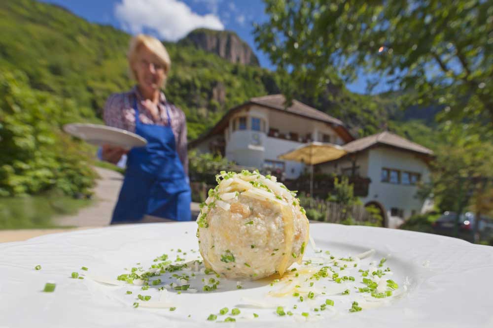 Südtiroler vegetarische Küche Südtirols Bäuerinnen sind seit je Expertinnen für die vegetarische Küche, denn Fleisch gab‘s früher höchstens am Wochenende. Auf vielen „Roter Hahn“-Höfen kommen Kasknödel und Co. auch mal für die Gäste auf den Tisch, in der „Roter Hahn“-Kochschule lernen Interessierte sogar alles über die Zubereitung der grünen Gerichte.